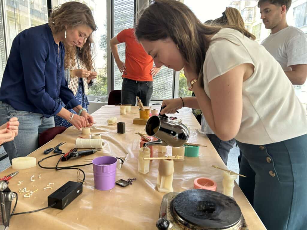 Collaborateurs participants à un atelier "bougies solidaires" à l'occasion de notre Social Day annuel.