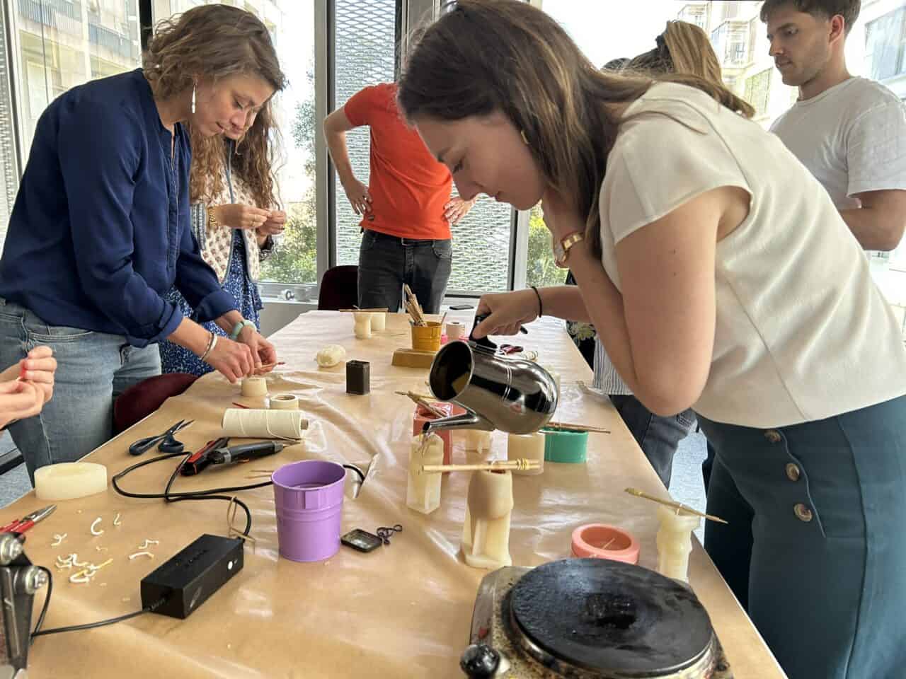 Collaborateurs participants à un atelier "bougies solidaires" à l'occasion de notre Social Day annuel.