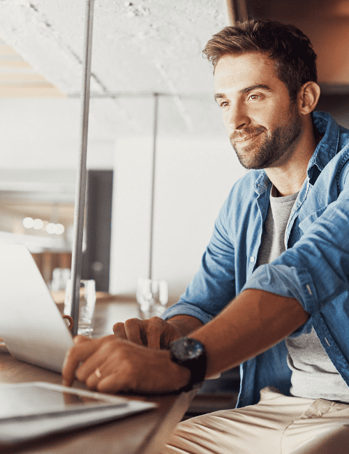 Homme travaillant sur un ordinateur illustrant l'accompagnement dans les sujet SI.